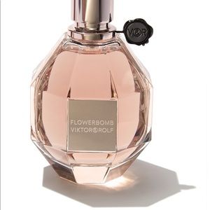 Viktor&Rolf
flowerbomb Eau de Parfum Spray 3.4 oz